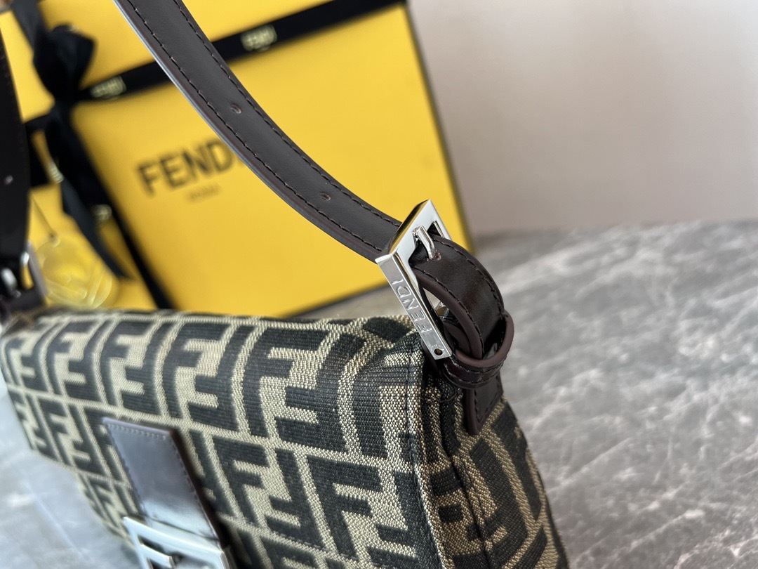 FENDI　ショルダーバッグ　マンマバケット　ズッカ柄