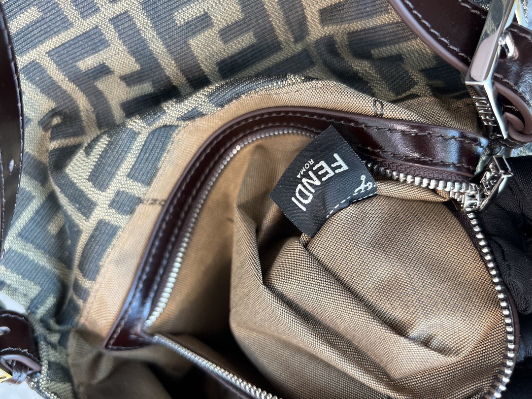FENDI　ショルダーバッグ　マンマバケット　ズッカ柄