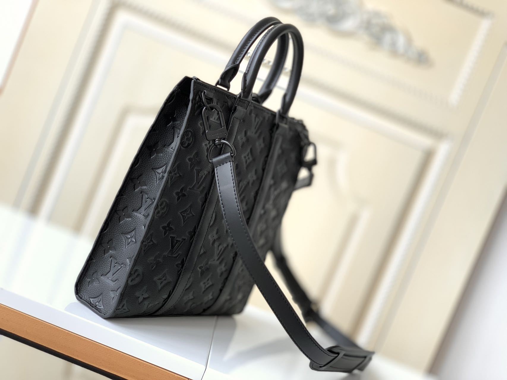 ◆モダンで男前なレザーが魅力【 LV 】サックプラ・クロス
