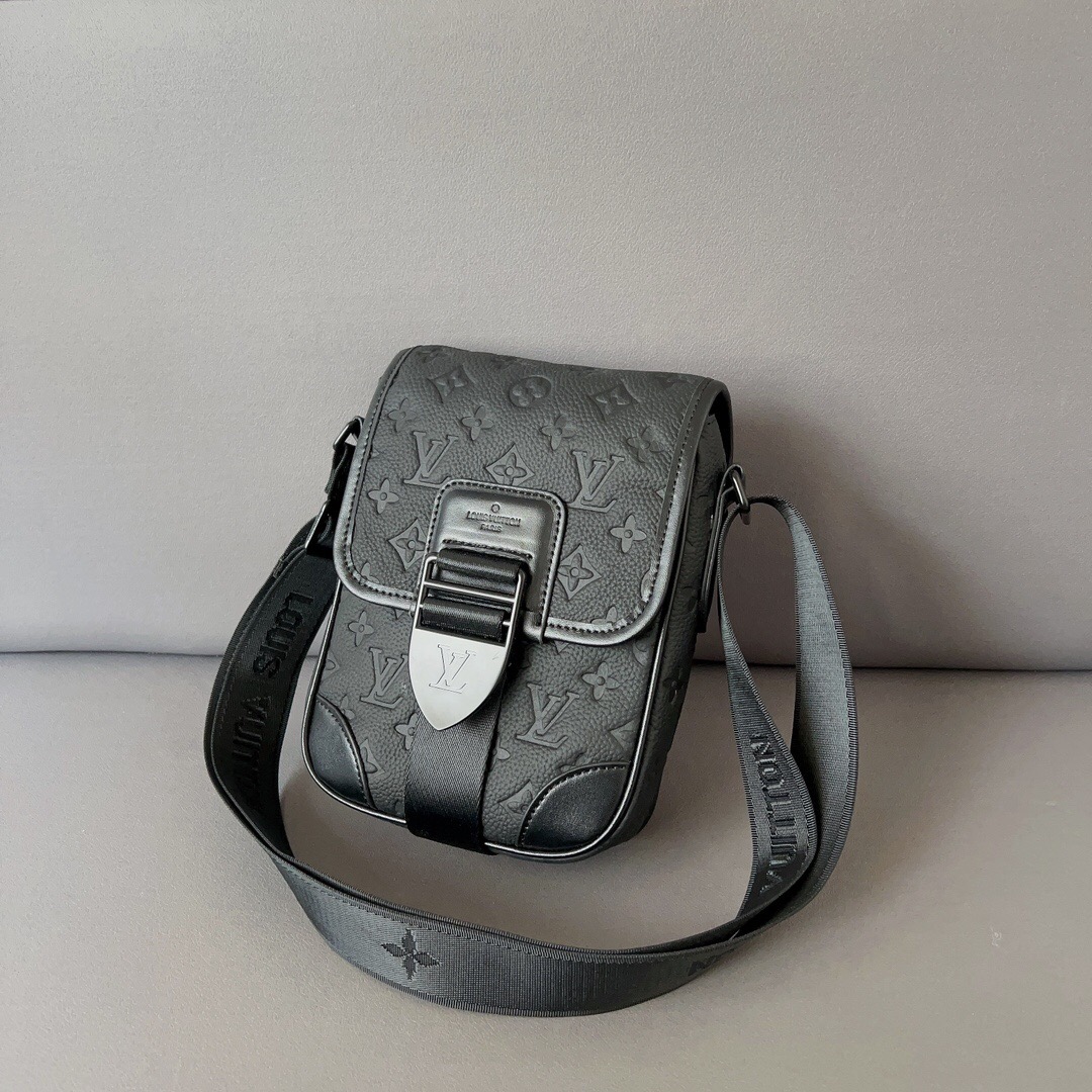 LOUIS VUITTON★S-LOCK VERTICAL WEARABLE WALLET★メンズ