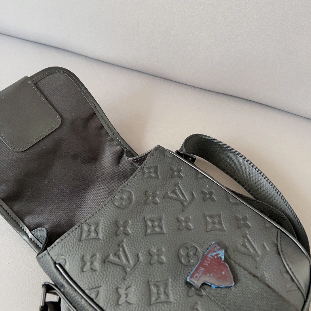 LOUIS VUITTON★S-LOCK VERTICAL WEARABLE WALLET★メンズ