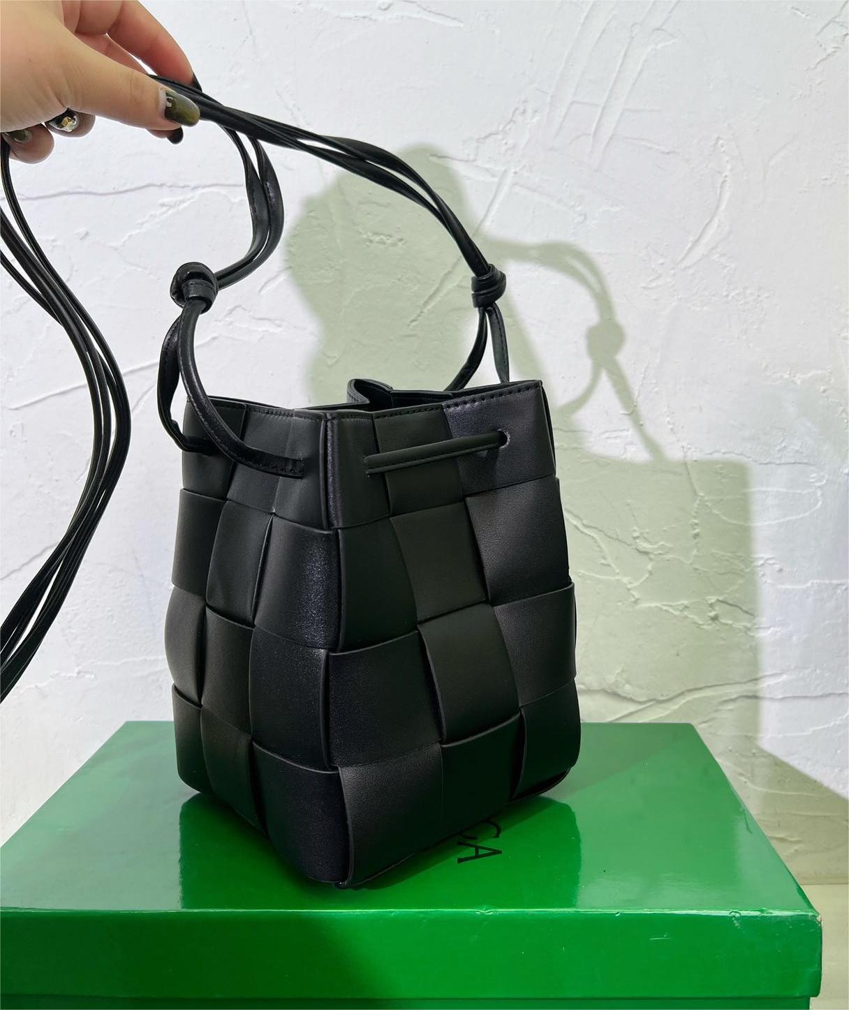 BOTTEGA VENETA バケット ミニ ショルダーバッグ