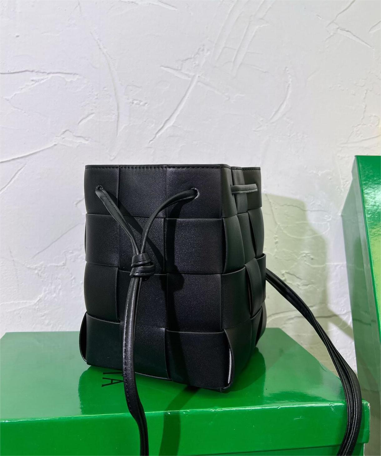 BOTTEGA VENETA バケット ミニ ショルダーバッグ