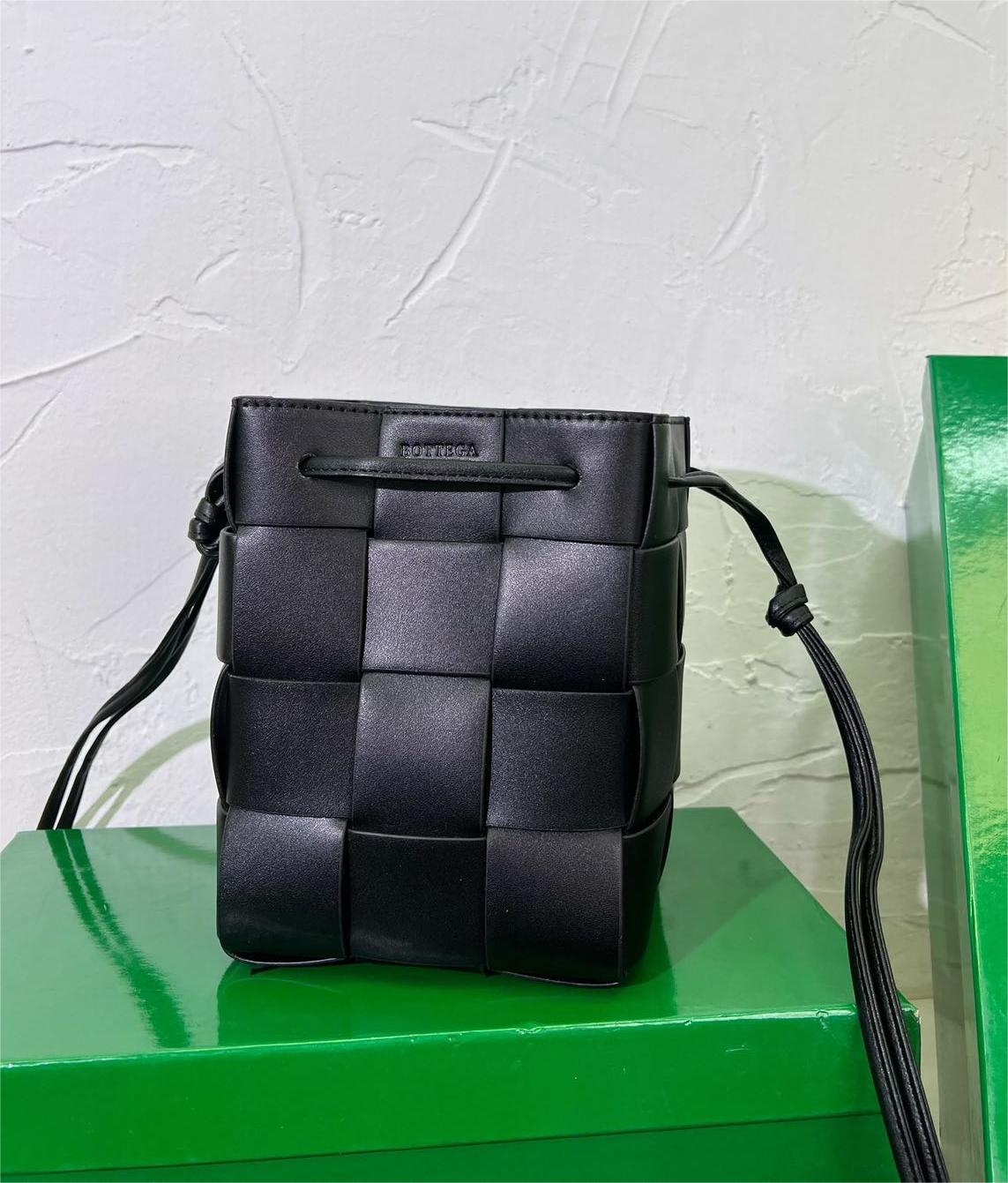 BOTTEGA VENETA バケット ミニ ショルダーバッグ