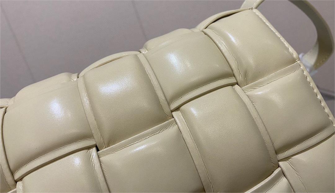 BOTTEGA VENETA　パデッド カセット バッグ