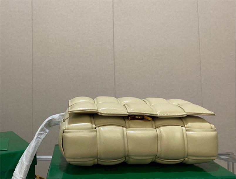 BOTTEGA VENETA　パデッド カセット バッグ
