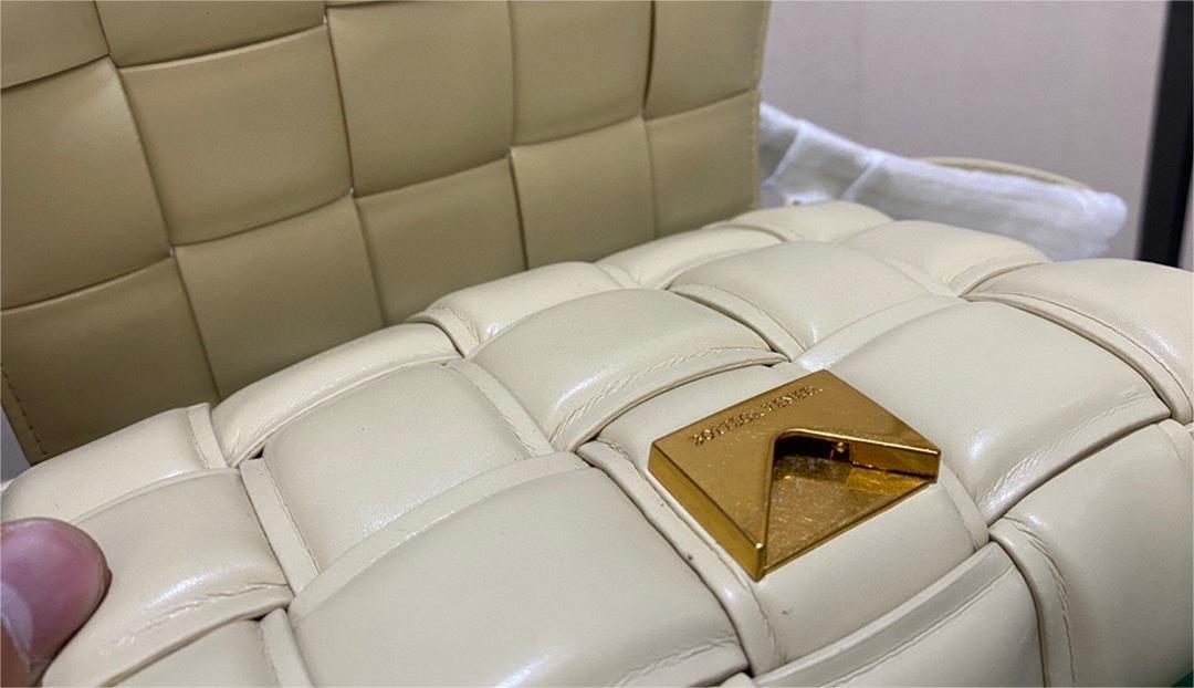 BOTTEGA VENETA　パデッド カセット バッグ