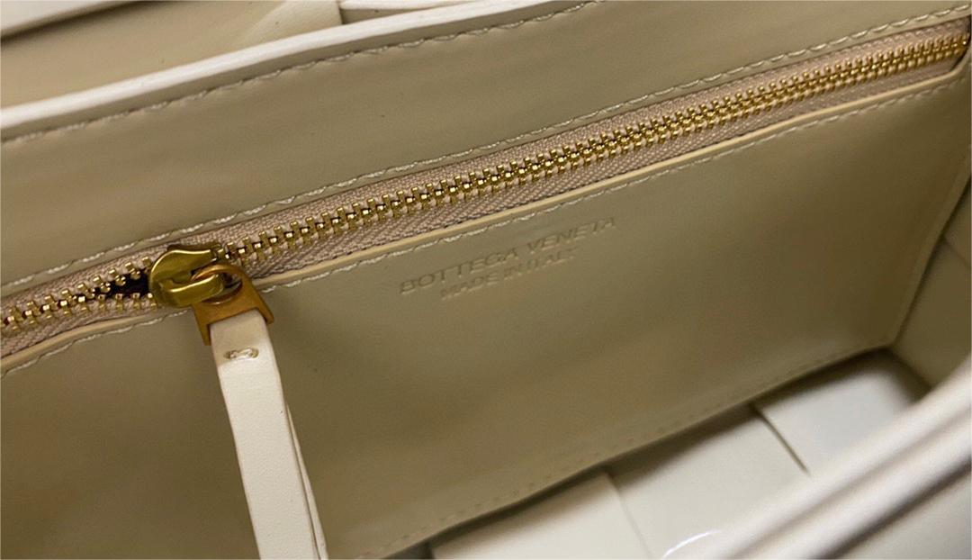 BOTTEGA VENETA　パデッド カセット バッグ