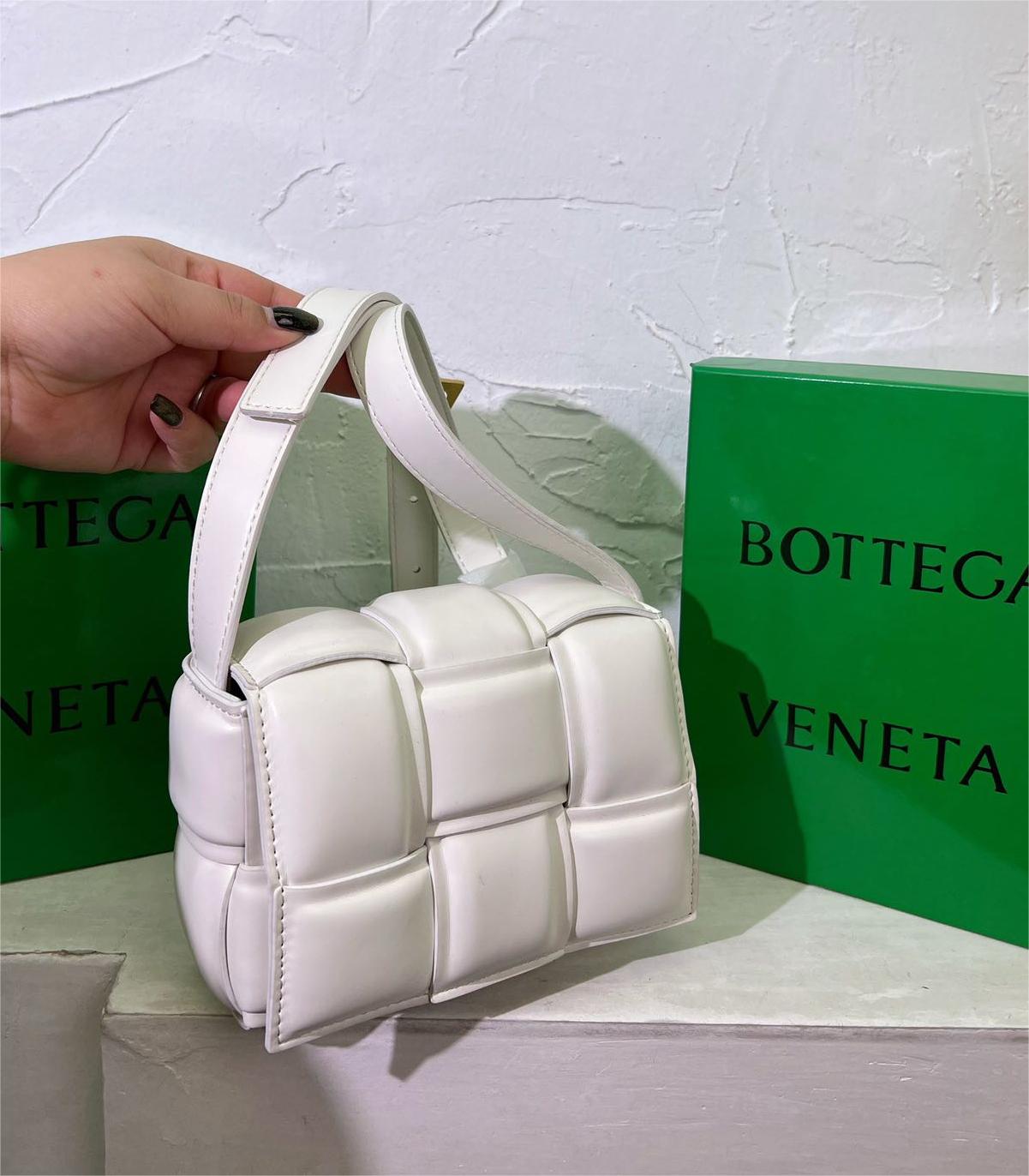 BOTTEGA VENETA　レザー ミニ バッグ