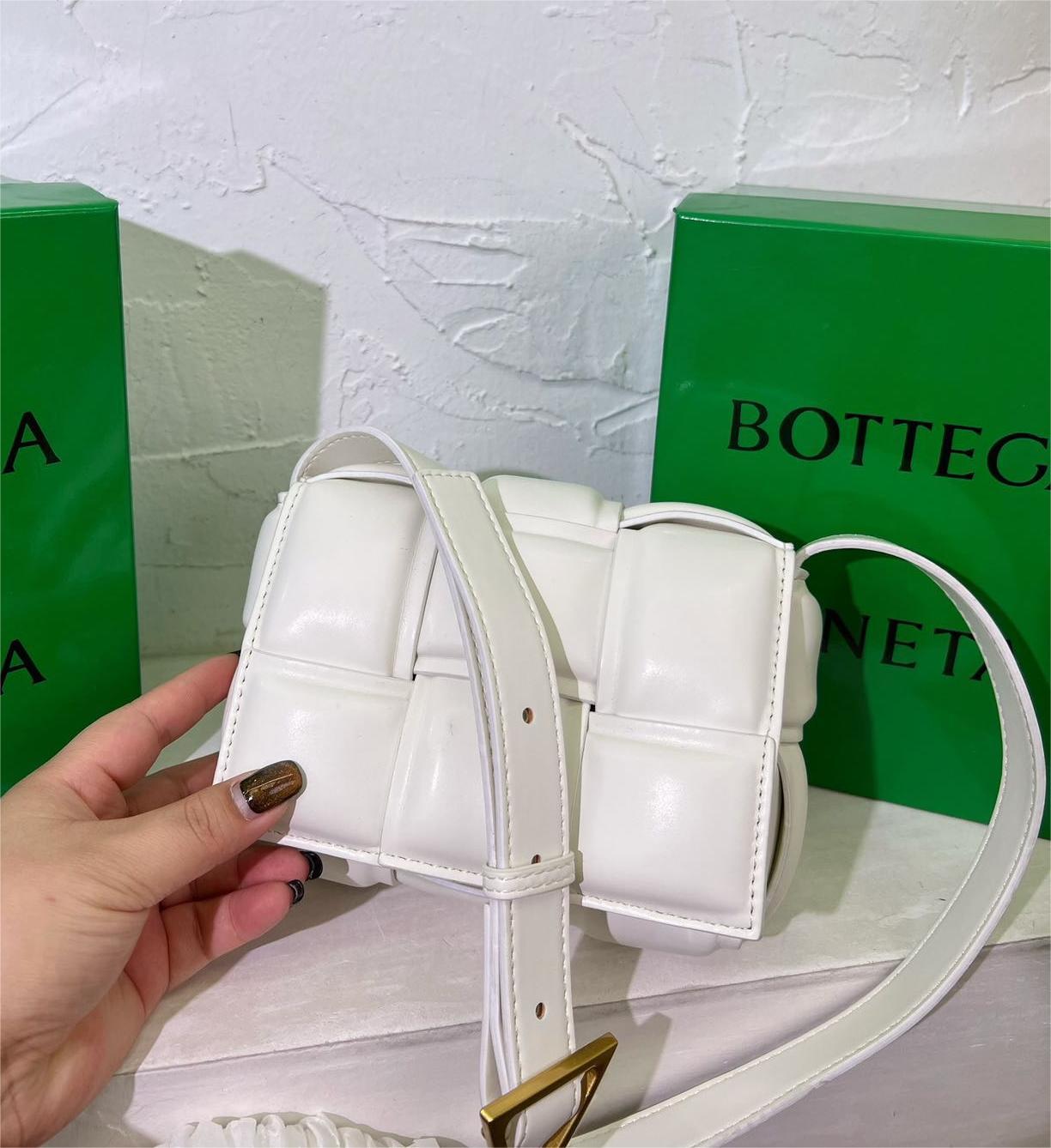 BOTTEGA VENETA　レザー ミニ バッグ