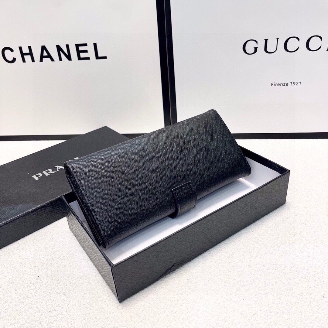 PRADA  長財布