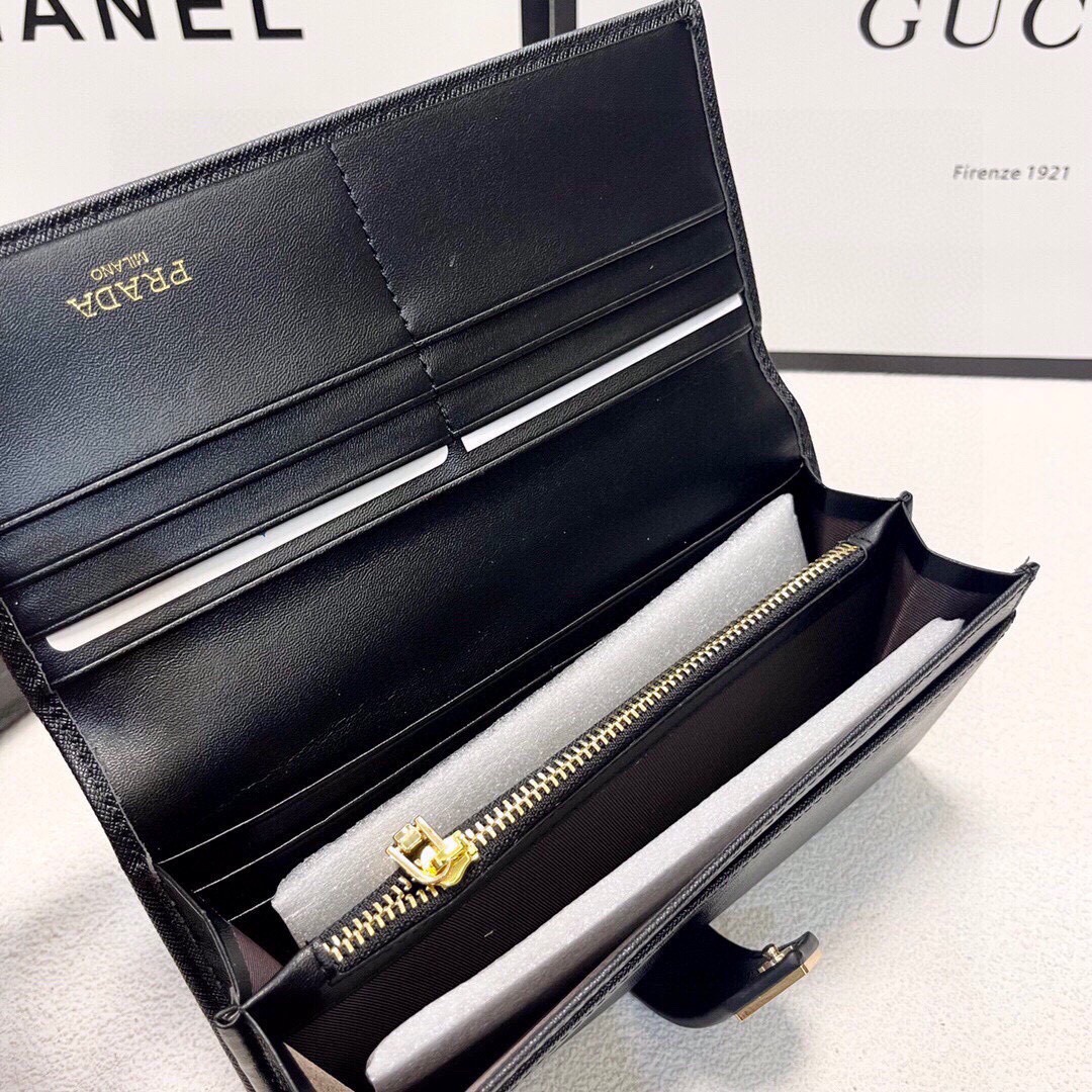 PRADA  長財布