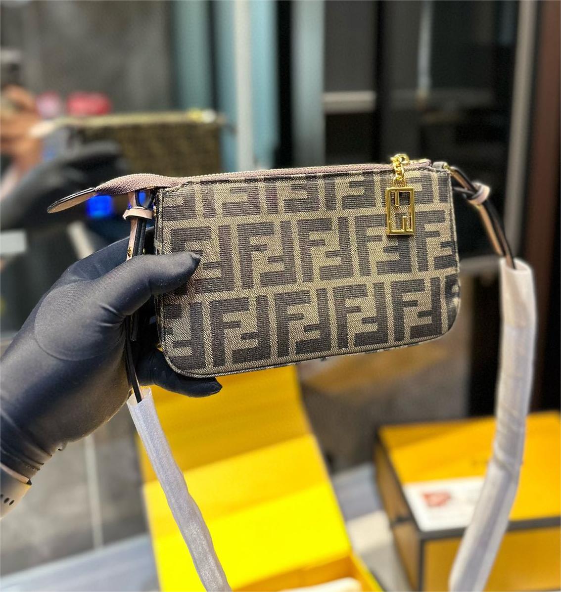 FENDI ♪ ショルダーバッグ