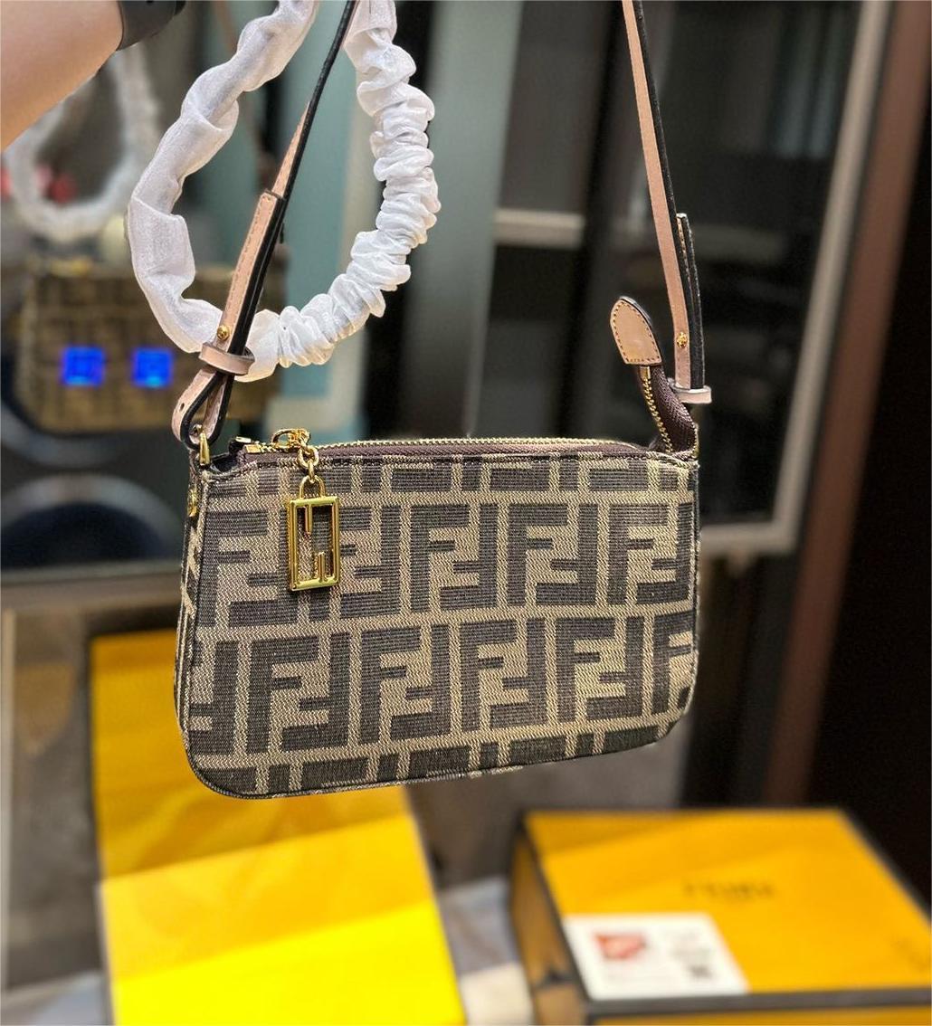 FENDI ♪ ショルダーバッグ