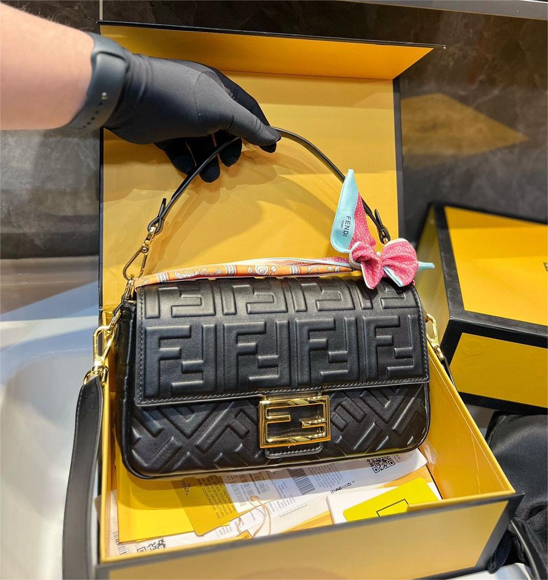 Fendi フェンディ ショルダーバッグ バゲット