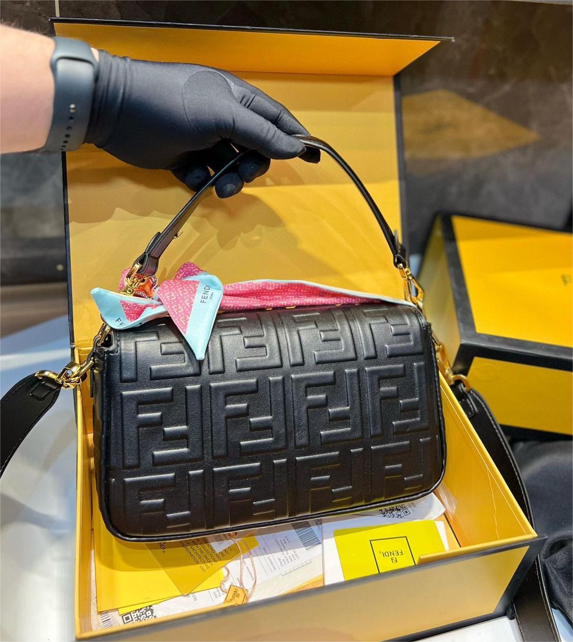 Fendi フェンディ ショルダーバッグ バゲット