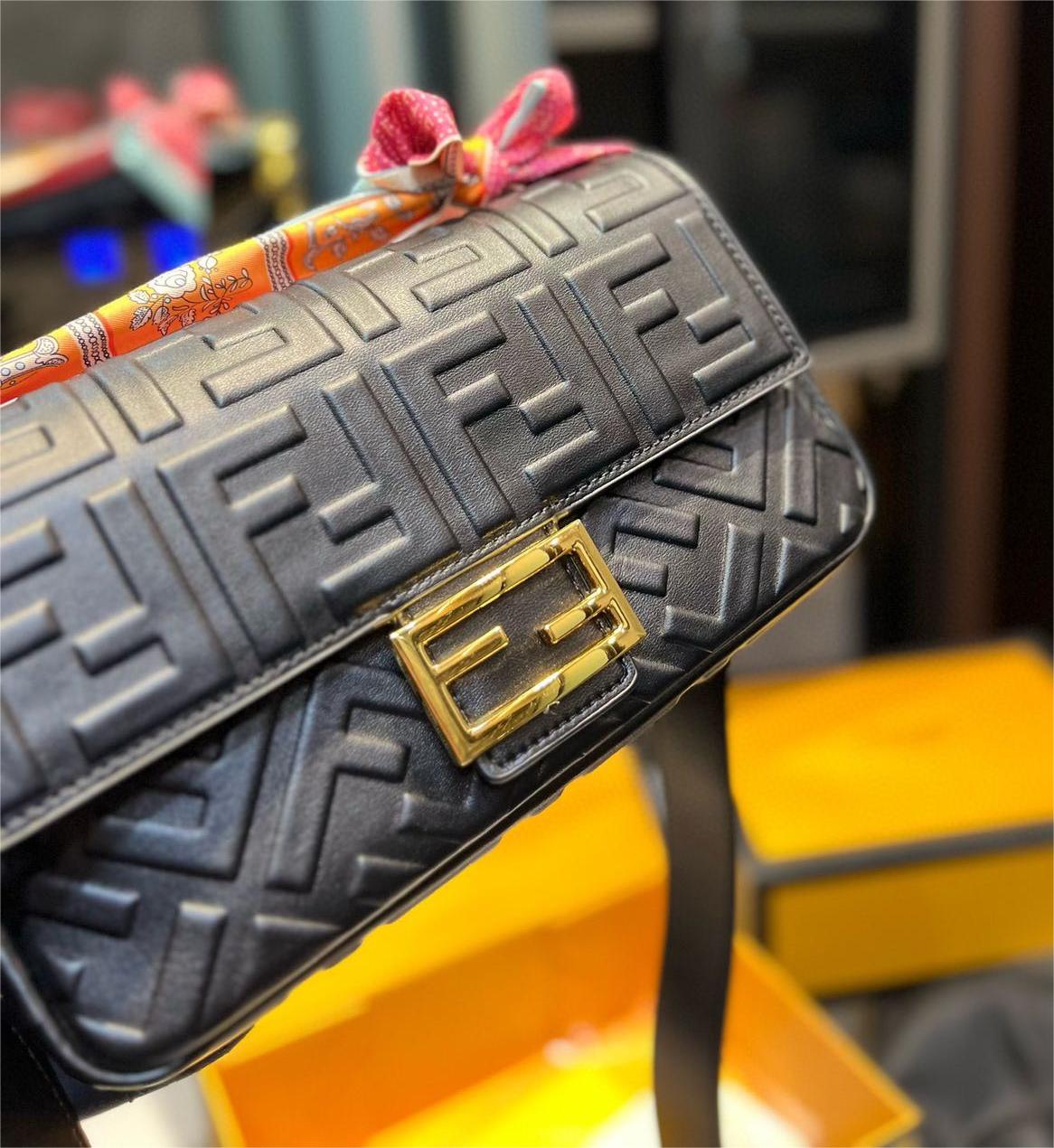 Fendi フェンディ ショルダーバッグ バゲット