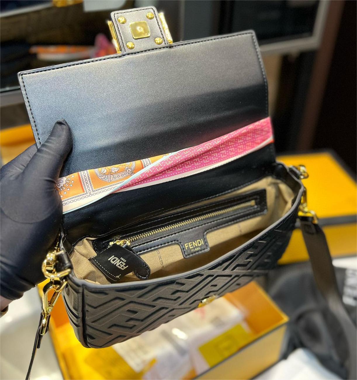 Fendi フェンディ ショルダーバッグ バゲット