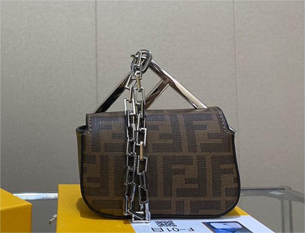 FENDI nano　ショルダーバッグ