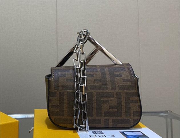 FENDI nano　ショルダーバッグ