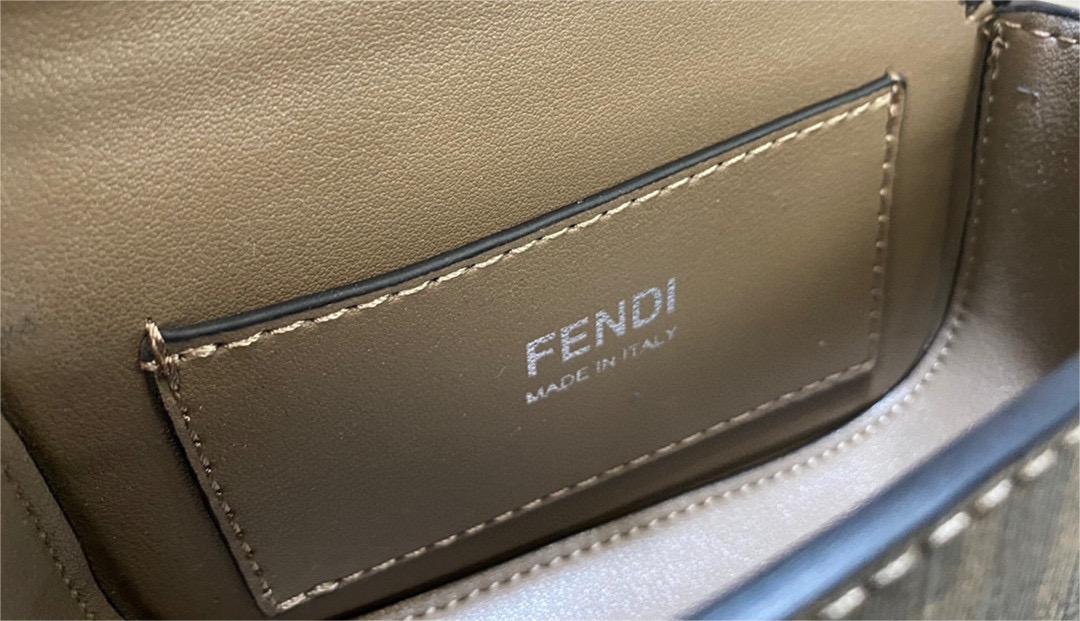 FENDI nano　ショルダーバッグ