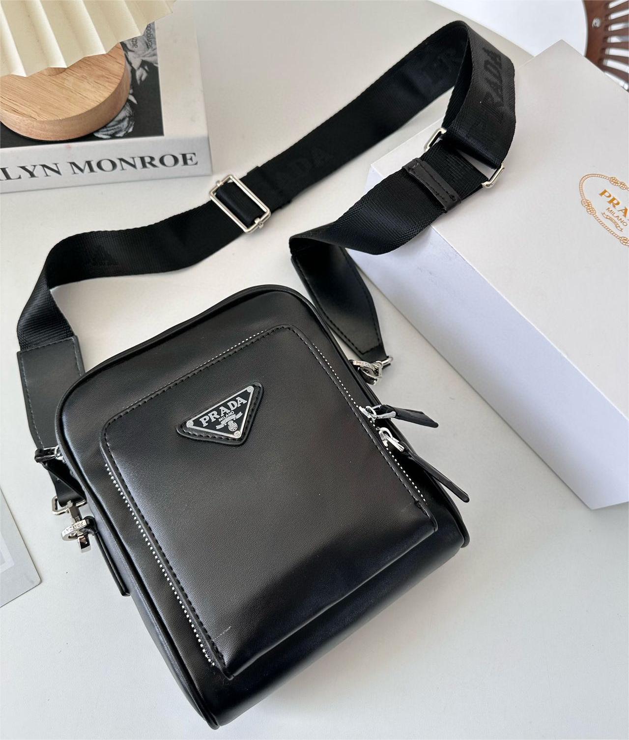 PRADA  レザー  ショルダーバッグ