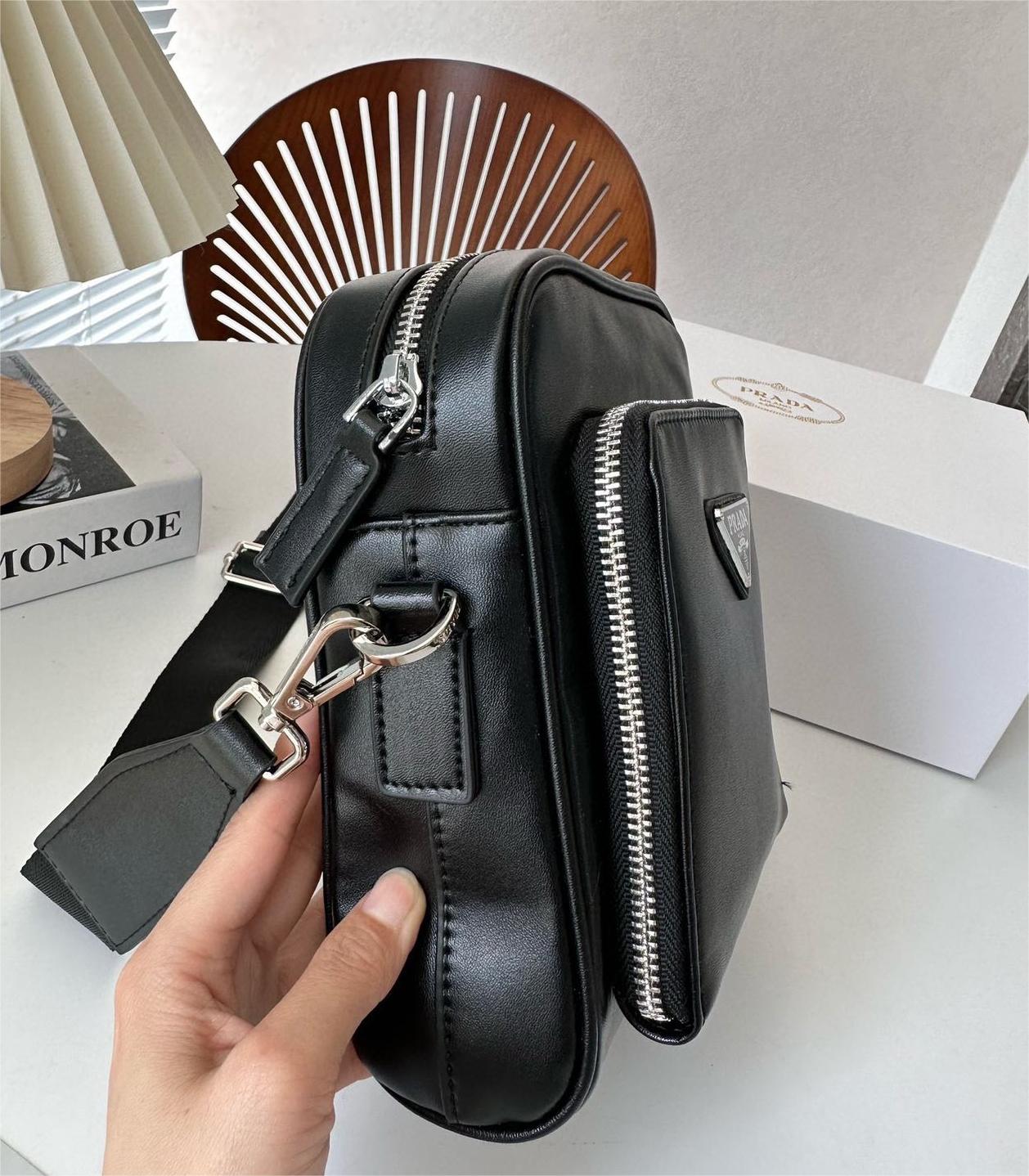 PRADA  レザー  ショルダーバッグ