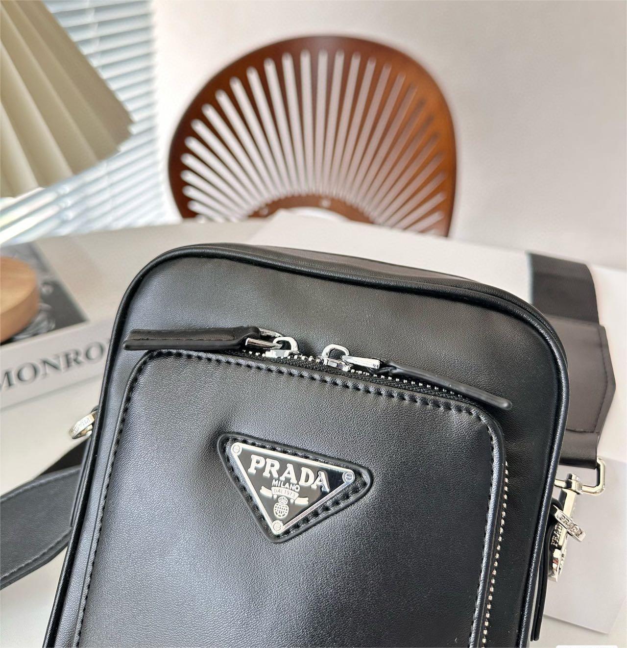 PRADA  レザー  ショルダーバッグ