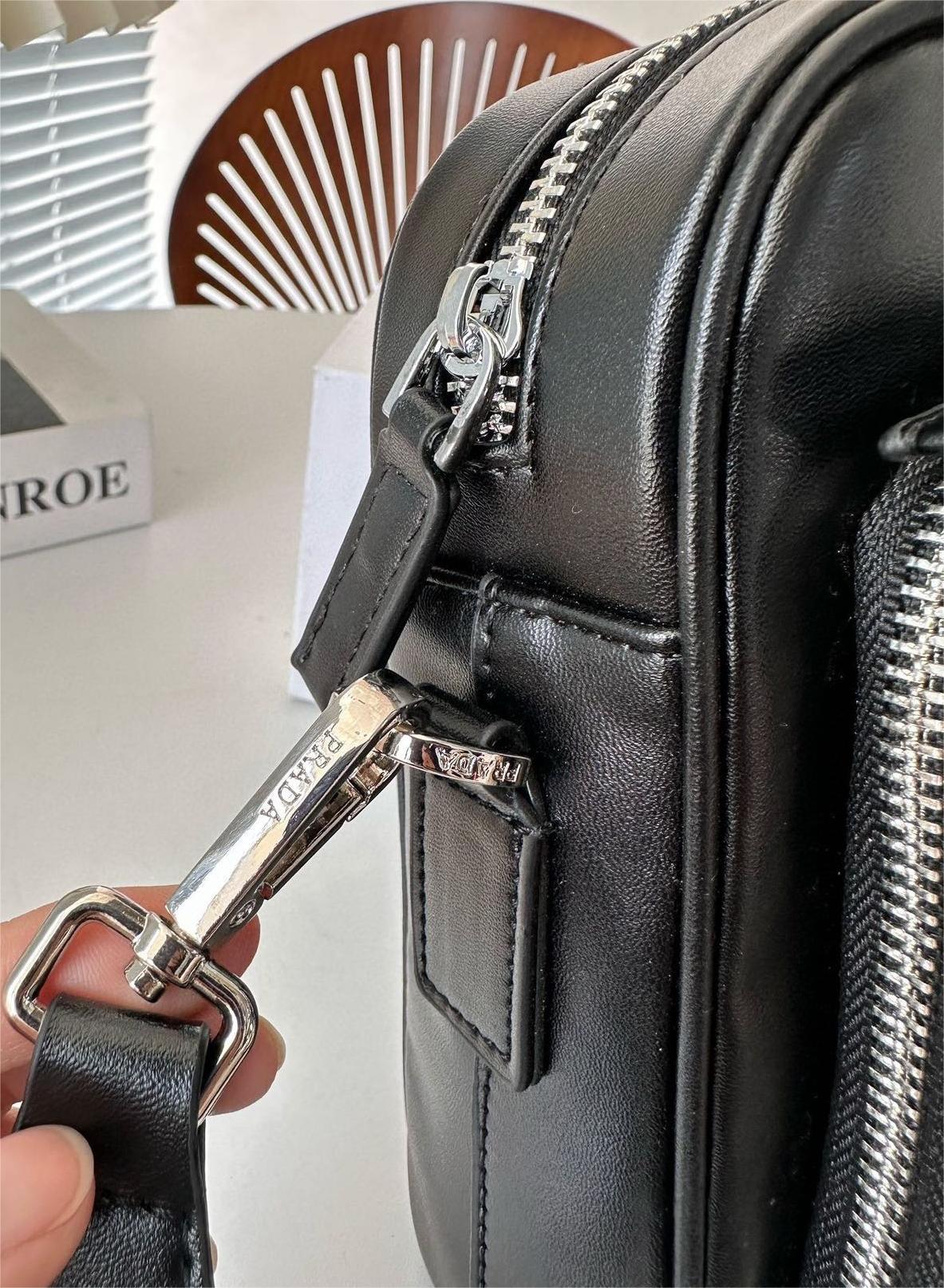 PRADA  レザー  ショルダーバッグ