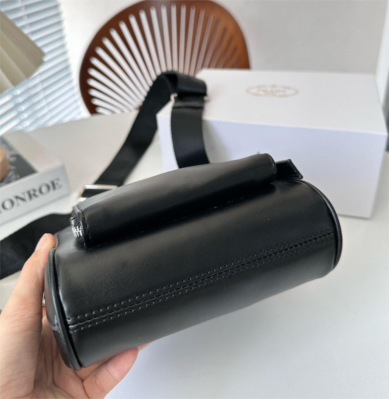 PRADA  レザー  ショルダーバッグ