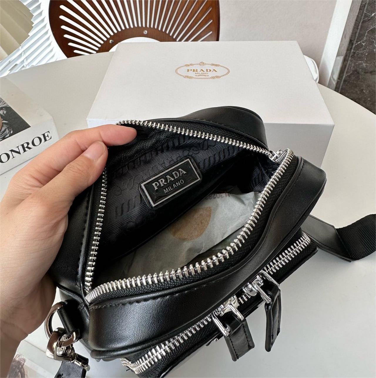 PRADA  レザー  ショルダーバッグ