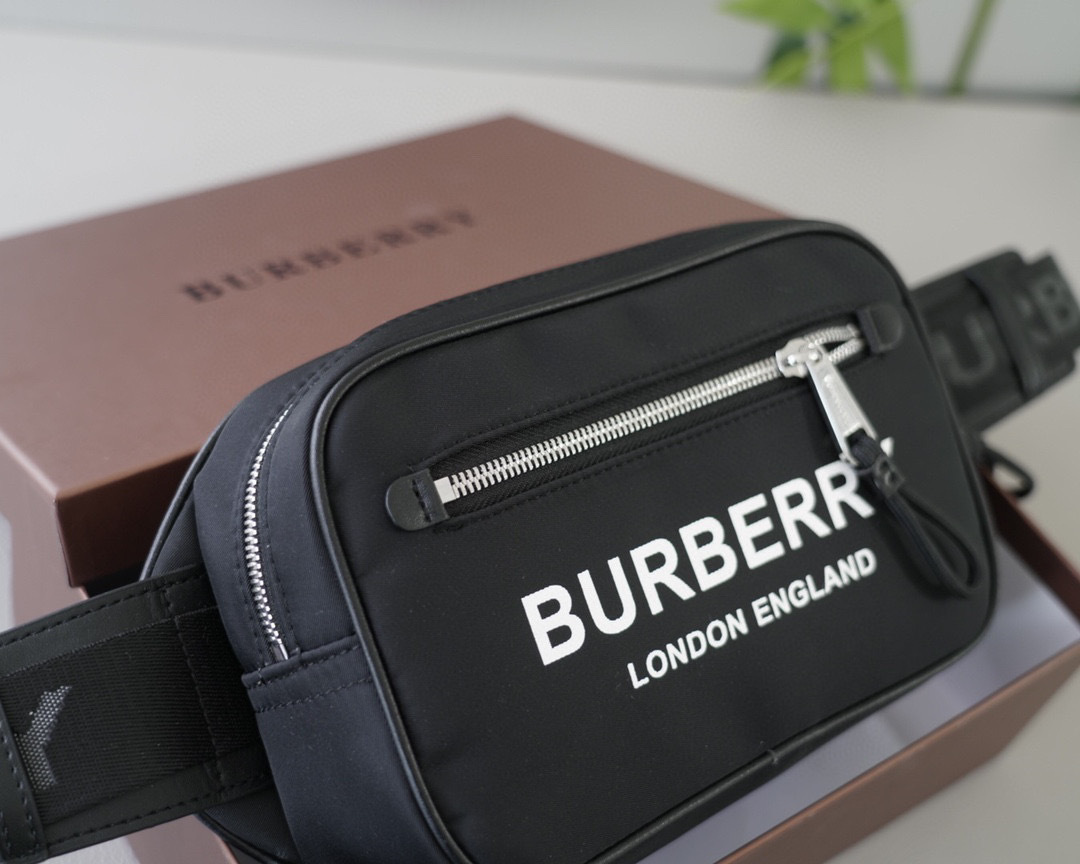 【BURBERRY】★ロゴプリント クロスボディバッグ