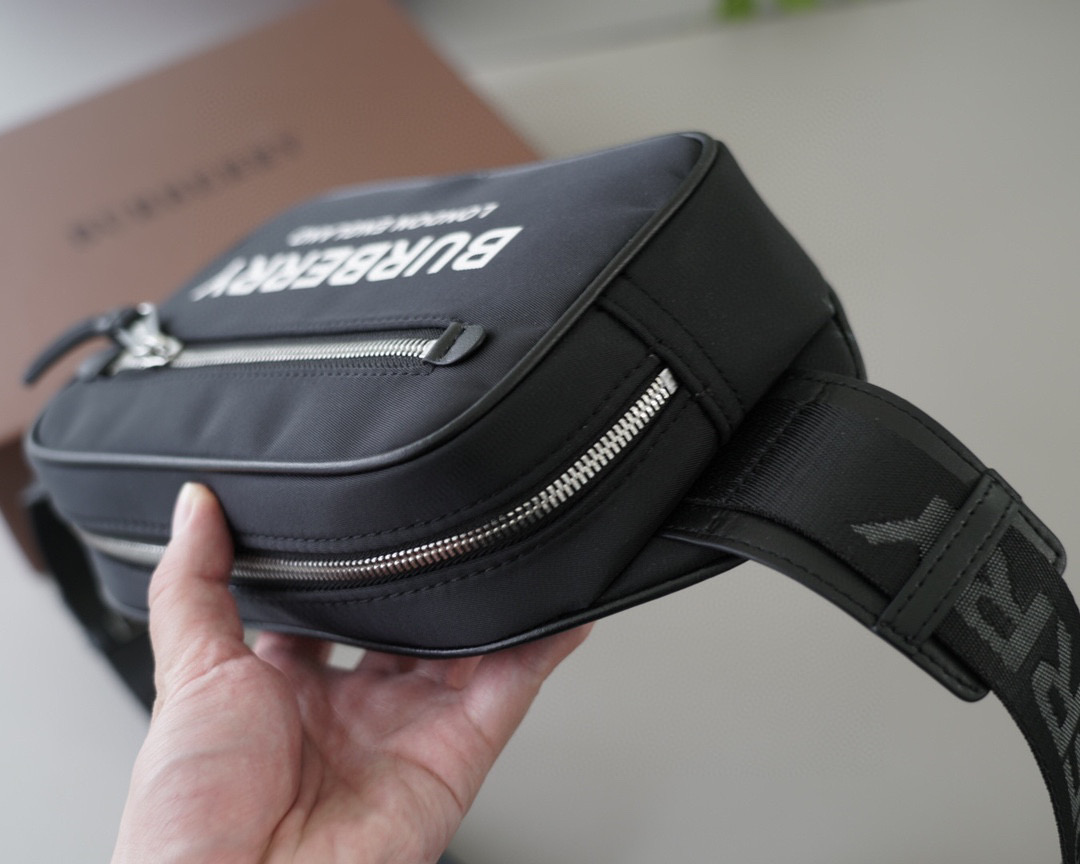 【BURBERRY】★ロゴプリント クロスボディバッグ