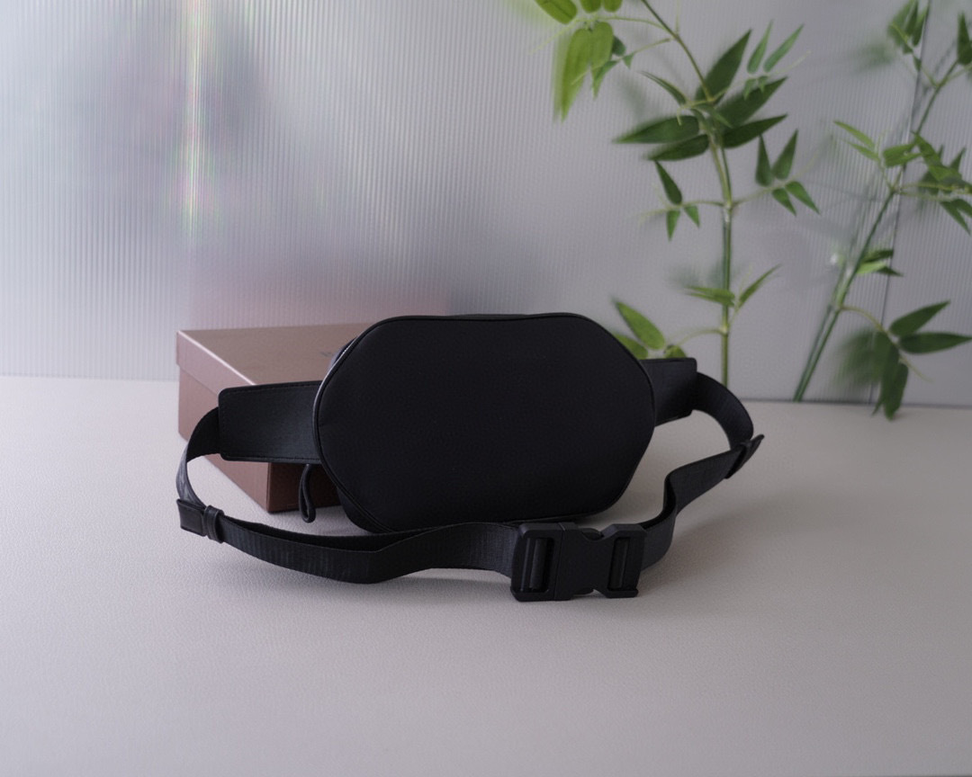 【BURBERRY】★ロゴプリント クロスボディバッグ