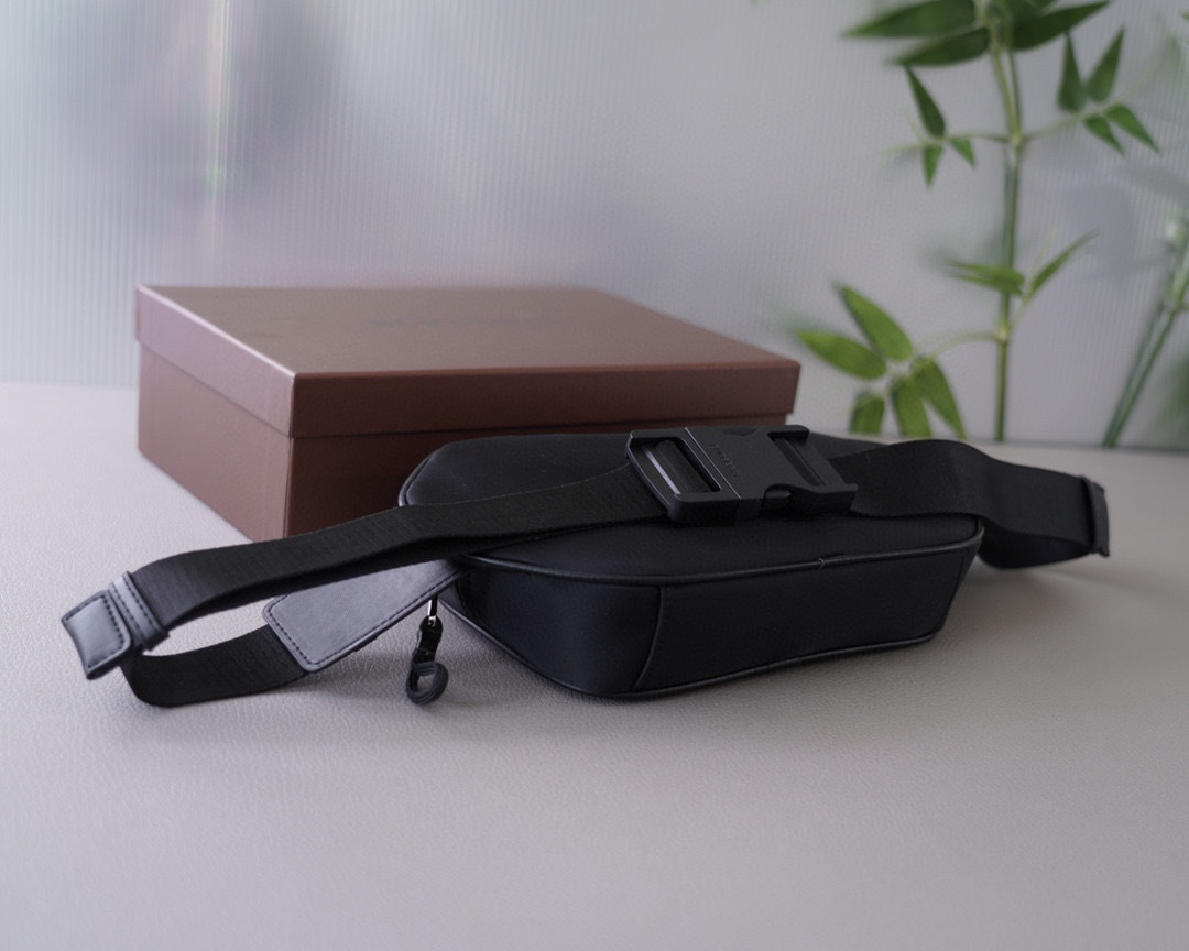 【BURBERRY】★ロゴプリント クロスボディバッグ