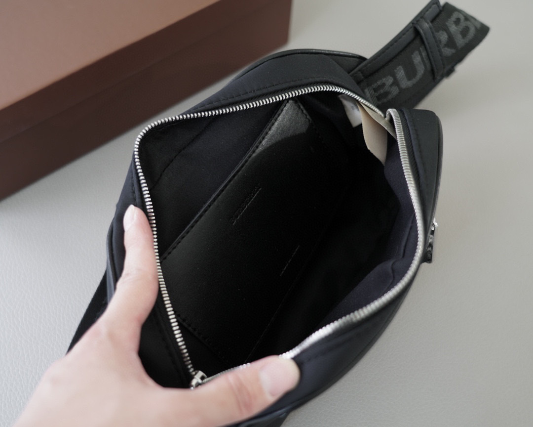 【BURBERRY】★ロゴプリント クロスボディバッグ