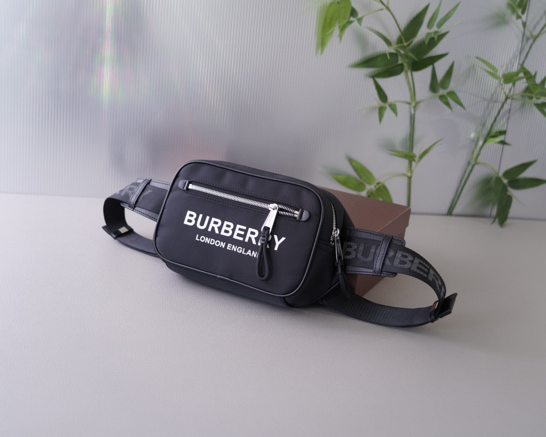 【BURBERRY】★ロゴプリント クロスボディバッグ