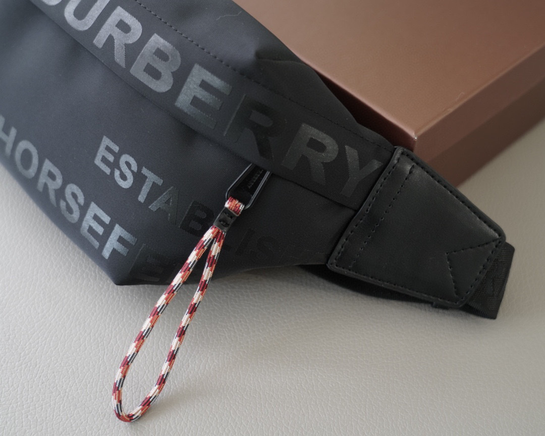 【BURBERRY】ロゴバムバッグ