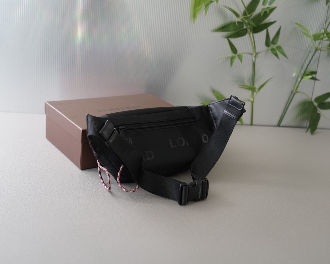 【BURBERRY】ロゴバムバッグ