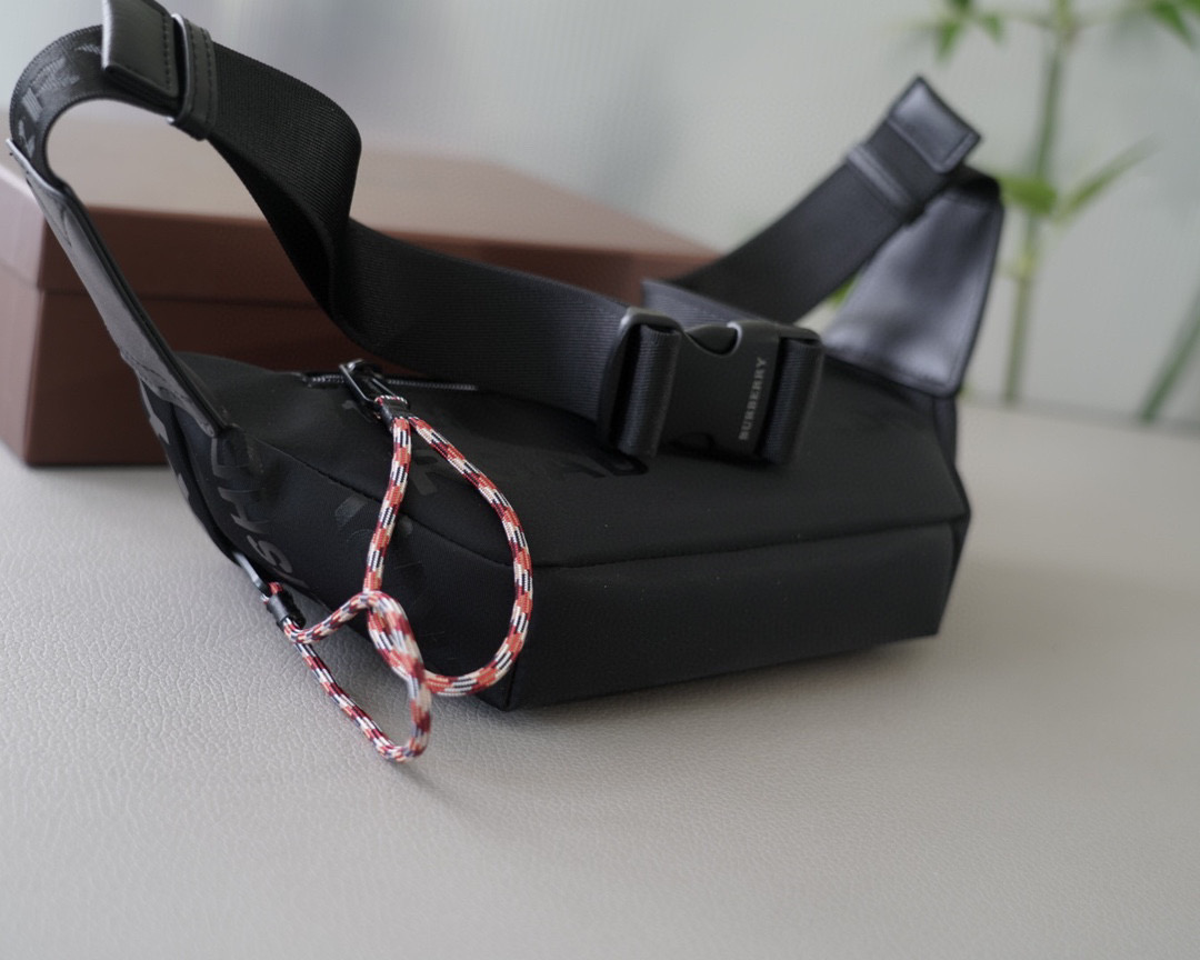 【BURBERRY】ロゴバムバッグ