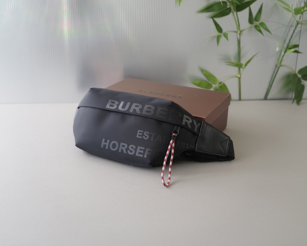 【BURBERRY】ロゴバムバッグ