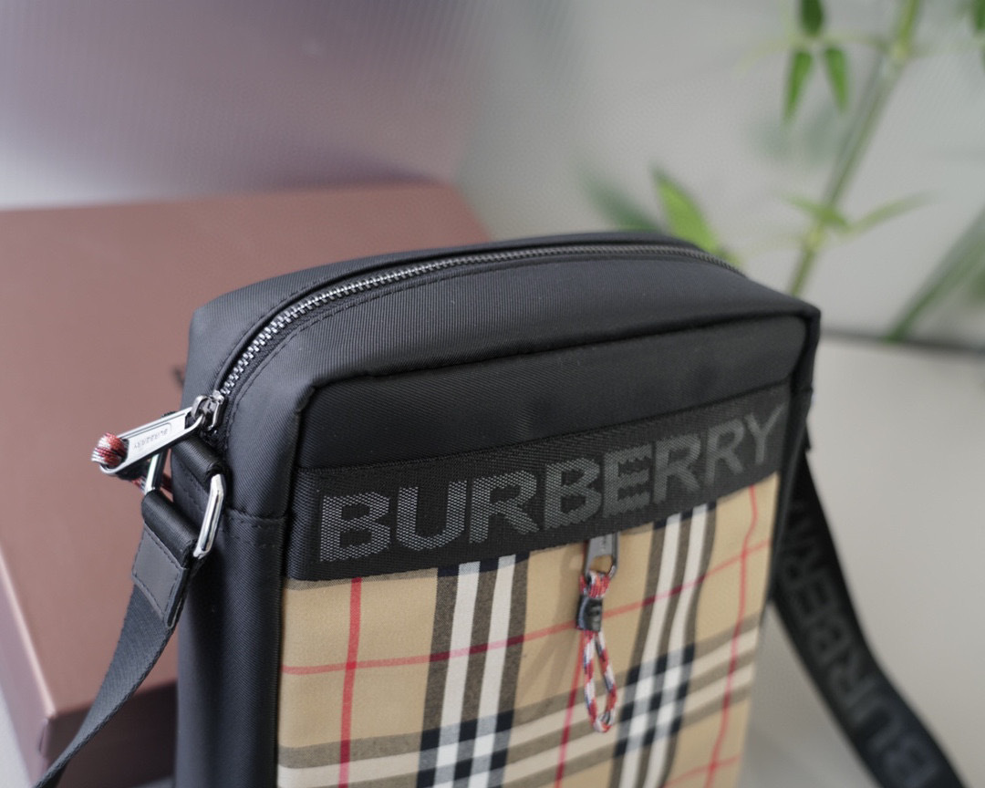 BURBERRY エコナイロン クロスボディバッグ