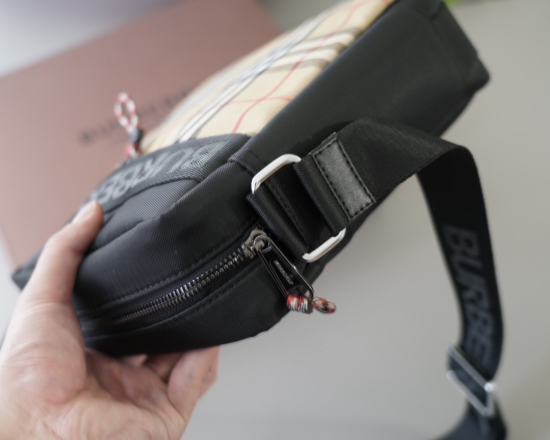 BURBERRY エコナイロン クロスボディバッグ