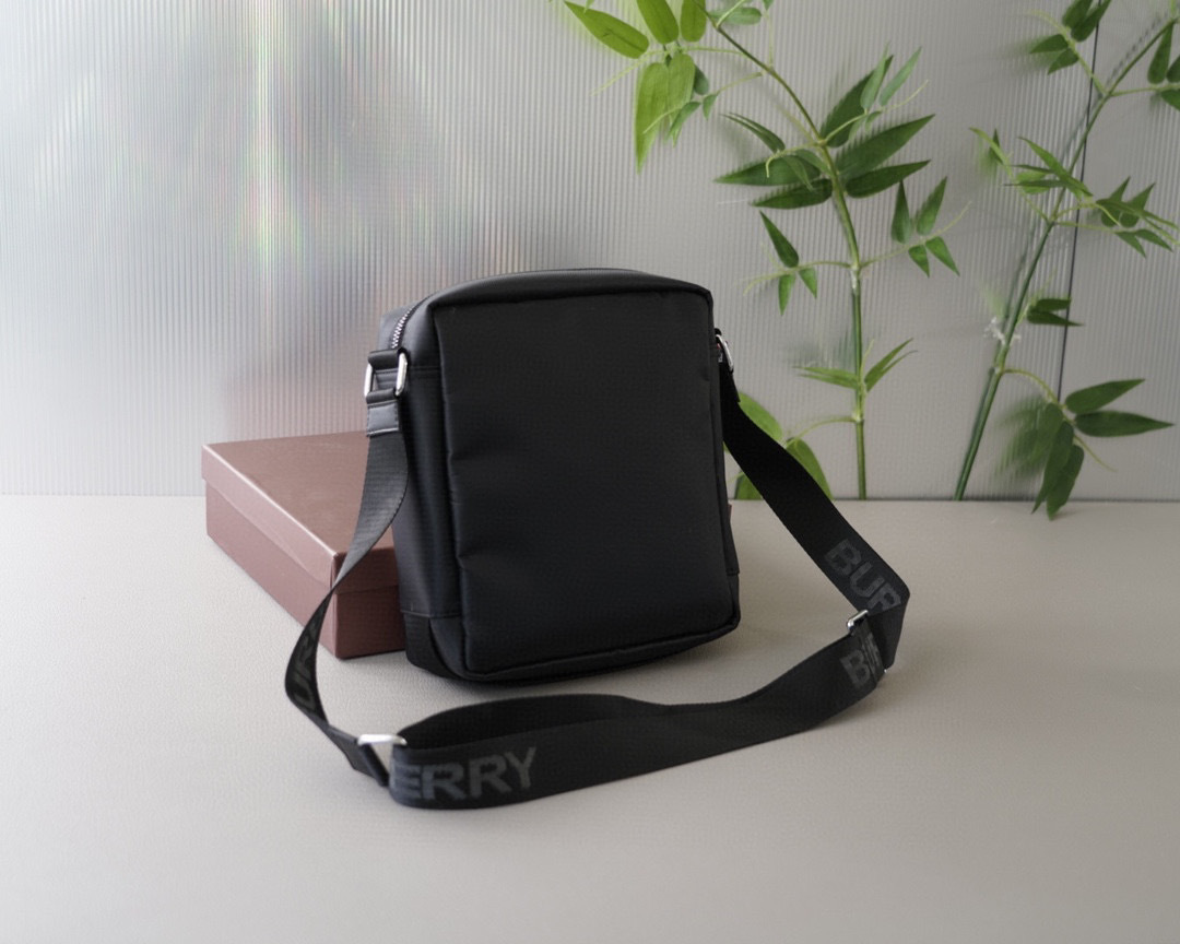 BURBERRY エコナイロン クロスボディバッグ