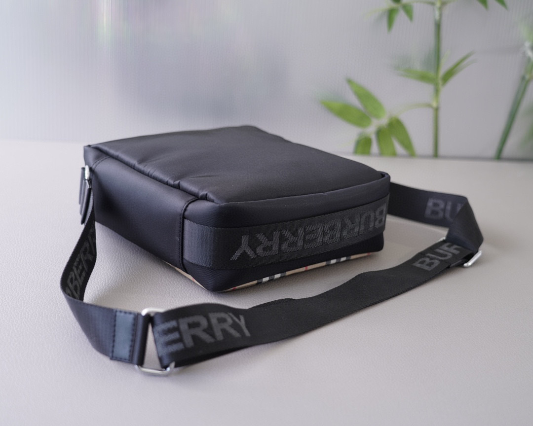 BURBERRY エコナイロン クロスボディバッグ