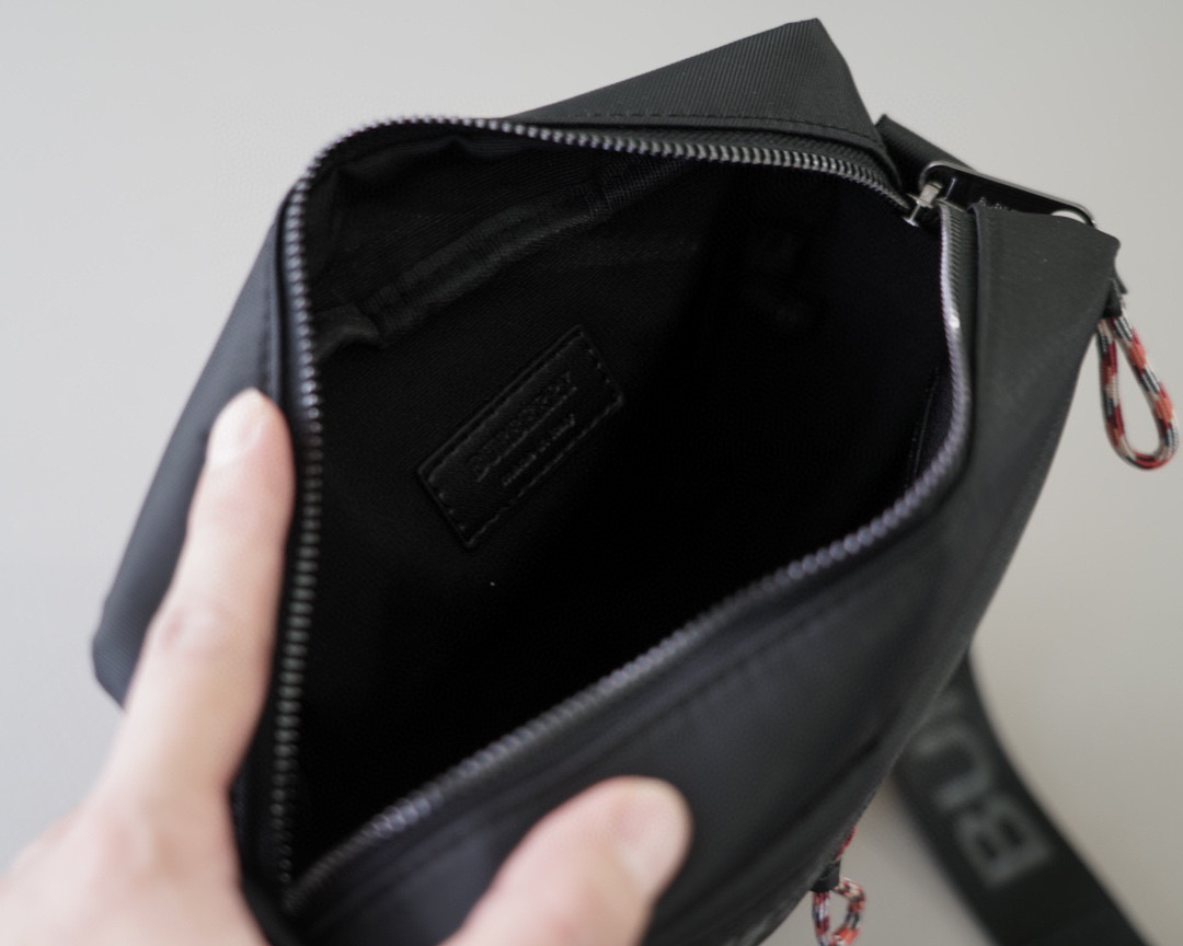 BURBERRY エコナイロン クロスボディバッグ