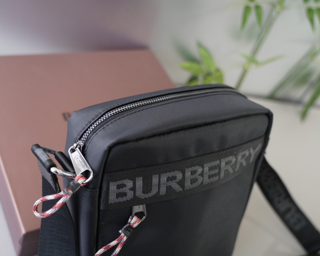 Burberry ロゴ　ショルダーバッグ