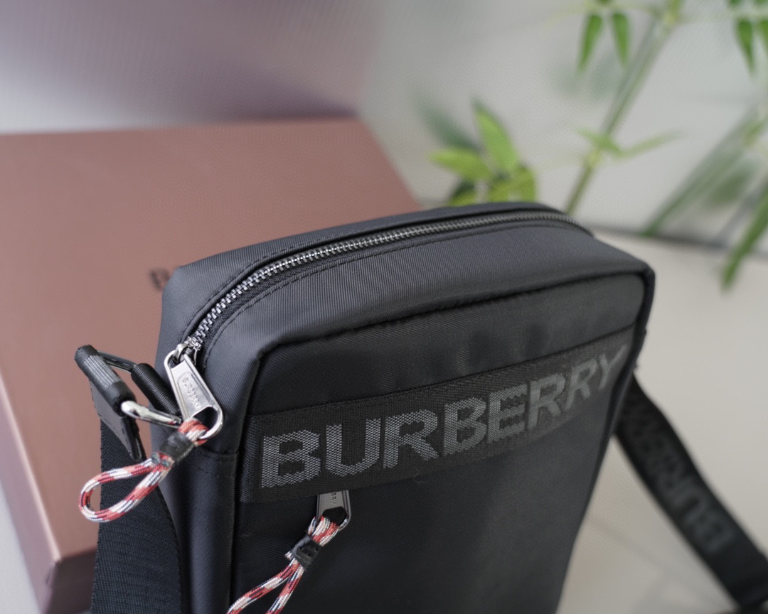 Burberry ロゴ　ショルダーバッグ