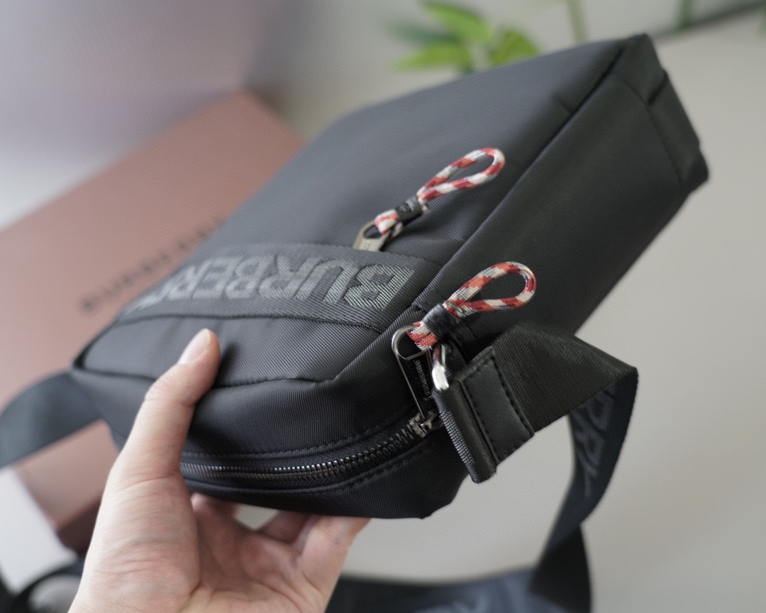 Burberry ロゴ　ショルダーバッグ