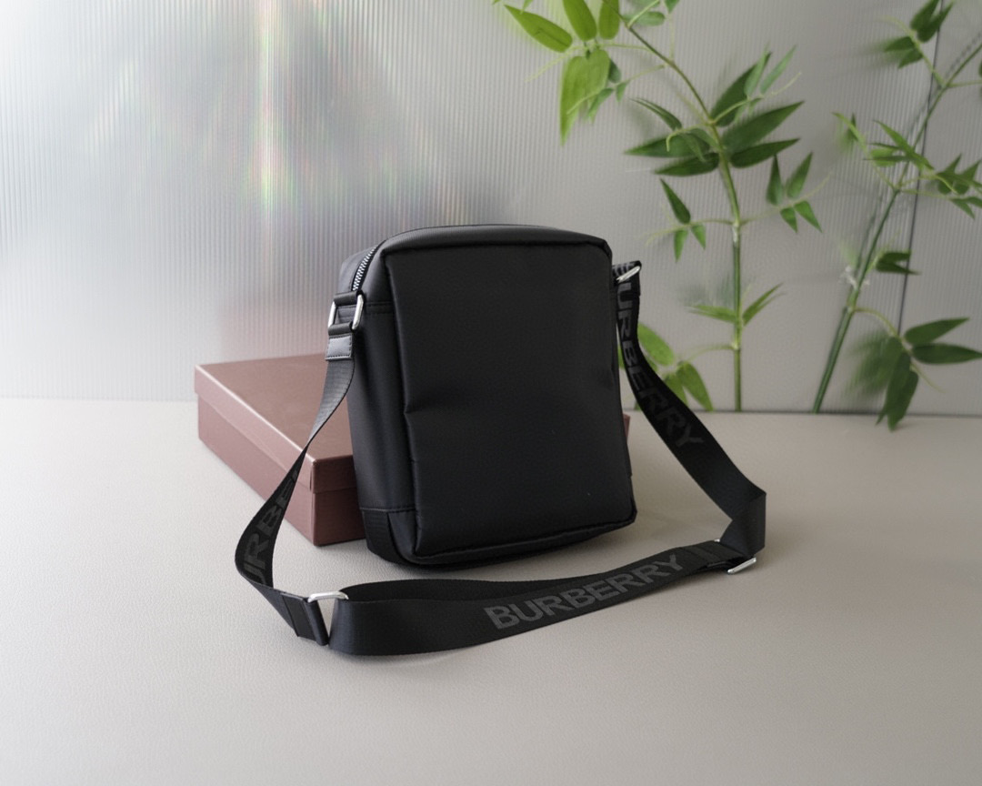 Burberry ロゴ　ショルダーバッグ